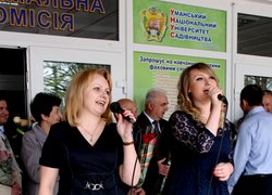 Для випускників зазвучала пісня від студентки 4-го курсу Ольги Мельниченко та викладача кафедри фінансів і кредиту Лесі Барабаш